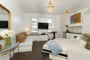Independence Square 310, Chic, Remodeled Studio w/ Great Location in Aspen, A/C, & Kitchenette Aspen